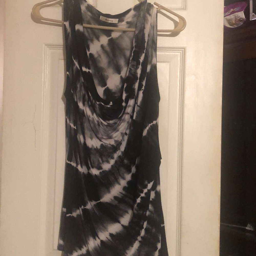 Sleeveless black and white
